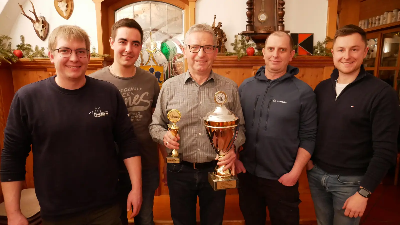 Feuerwehr-Vorsitzender Michael Fortelny (links) und sein Stellvertreter René Friedrich (rechts) gratulierten dem Sieger Hermann Müller (Mitte) sowie dem Zweitplatzierten Tobias Meier (2. von rechts) und dem Drittplatzierten Maximilian Schreyer (2. von links). (Bild: Florian Müller)