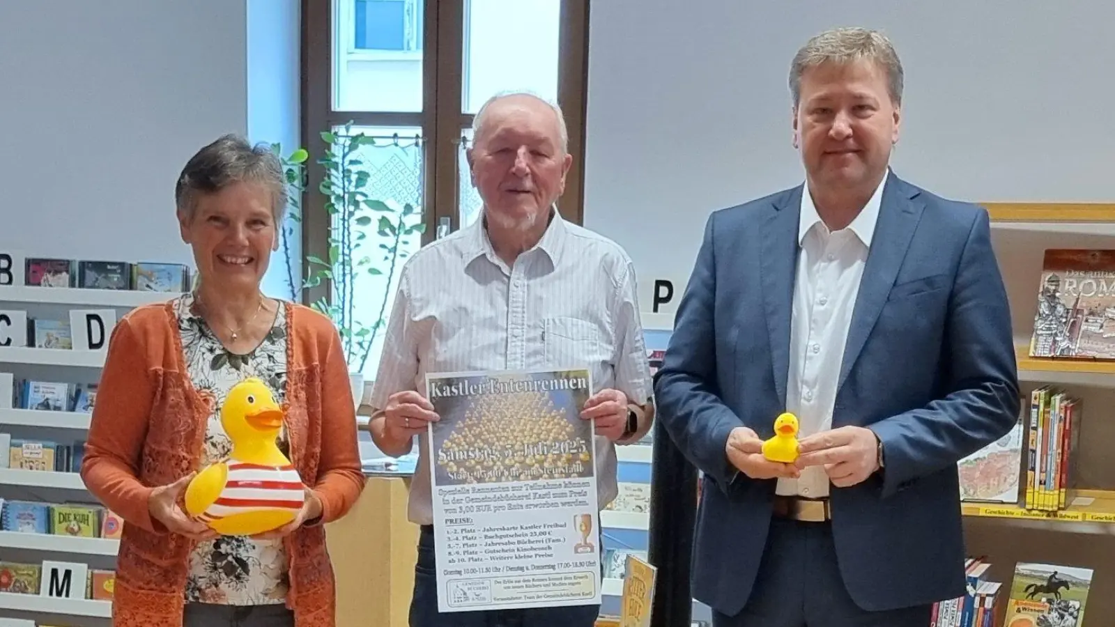 Büchereileiter Georg Dürr und seine Stellvertreterin Christa Kastner überreichten die symbolische Rennente mit der Startnummer 1 an Bürgermeister Stefan Braun (Bild: Georg Dürr)