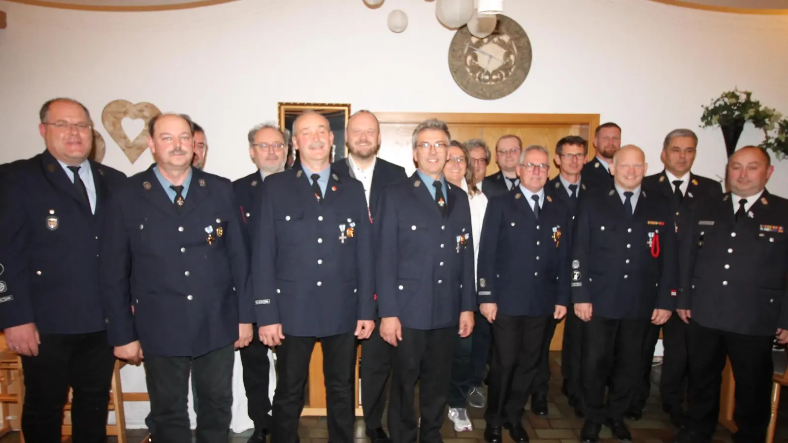 Die Bedeutung der Feuerwehren für Sicherheit und gesellschaftlichen Zusammenhalt verteidigten Bürgermeister Thorsten Hallmann (links). Landrat Andreas Meier und Kreisbrandinspektor Wolfgang Schwarz (Elfter und Zweiter von rechts) bei der Feuerwehraktiven-Ehrung gegen unverständliche verbale und tätliche Angriffe. (Bild: Bernhard Piegsa)