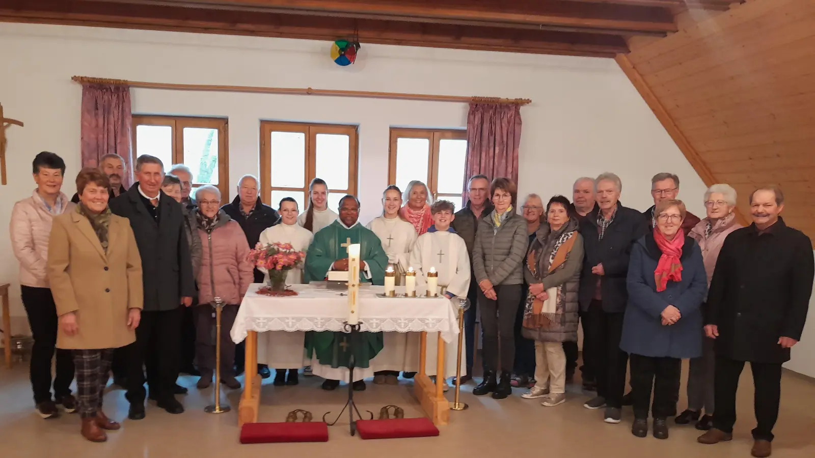 Ehejubilare mit Pfarrer Moses Gudapati mit seinem Ministrantenteam (Mitte) und Pfarrgemeinderatssprecherin Waltraud Glöckner (12. v. rechts). (Bild: Walter Jokiel)