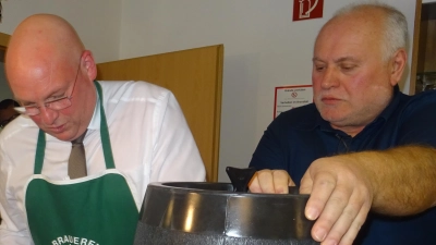 Oberbürgermeister Oliver Weigel zapft in der Hammerner Dorfkneipe das erste Fass Bier an. Jürgen Bayern hilft. (Bild: apr)