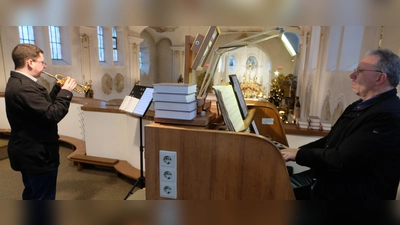 Vater und Sohn, Harald und Andreas Bäumler, bei ihren Aufführungen im Silvester-Gottesdienst. (Bild: Fred Lehner)