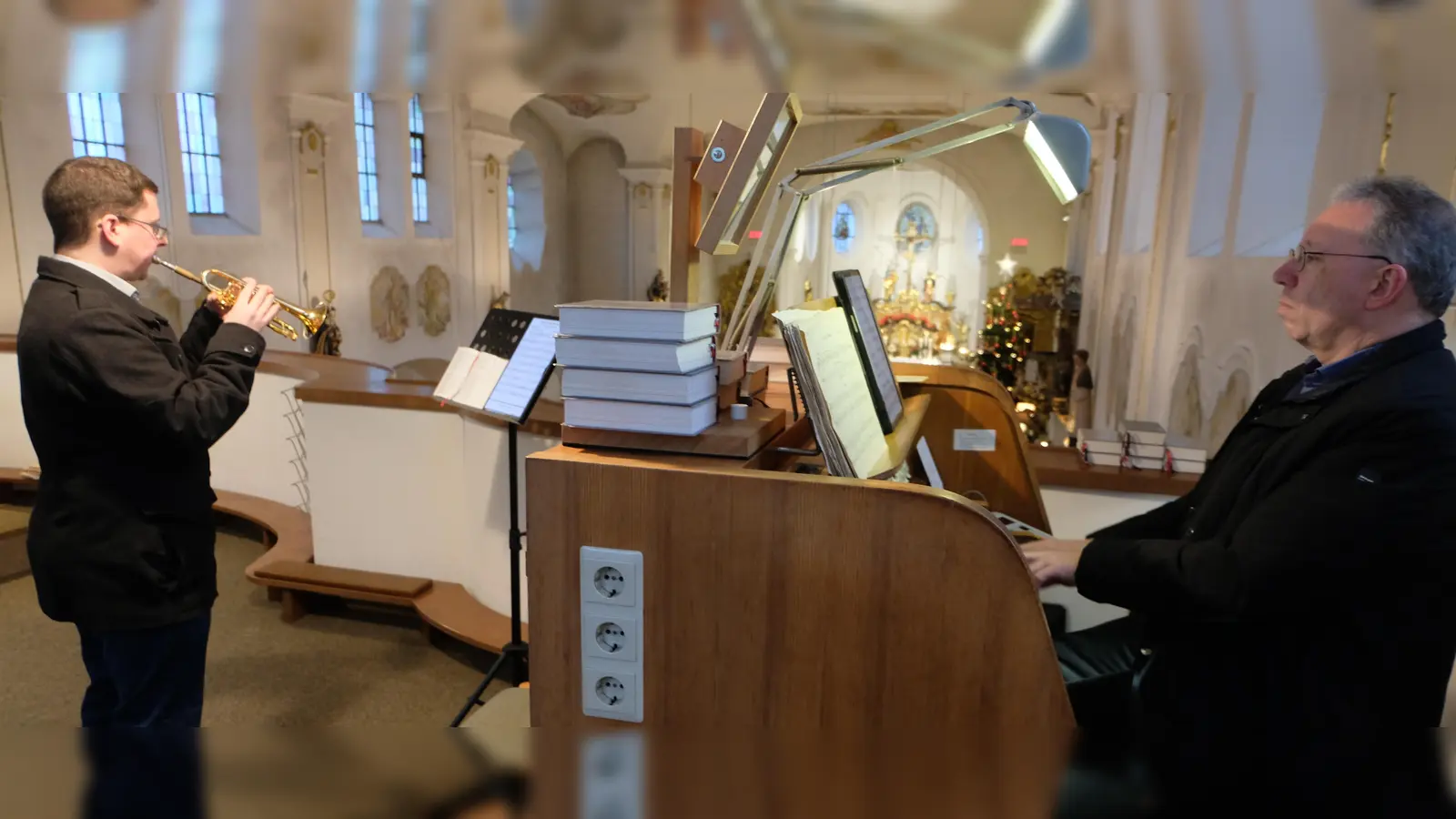 Vater und Sohn, Harald und Andreas Bäumler, bei ihren Aufführungen im Silvester-Gottesdienst. (Bild: Fred Lehner)