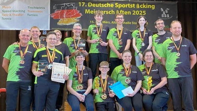 Von hinten links: Monika Gosslau, Daniela Seelos, Moritz Dudda, Lukas Ries, Timo Bayer, Nele und Sven Bruchner. Vorne von links: Bernd Gosslau, Nicolas Werner, Kerstin Bruchner, Nico Seelos, Carina Schmidt, Christine Lubig-Schmidt, Peter Ruckdeschel.  (Bild: Andy Bayer)