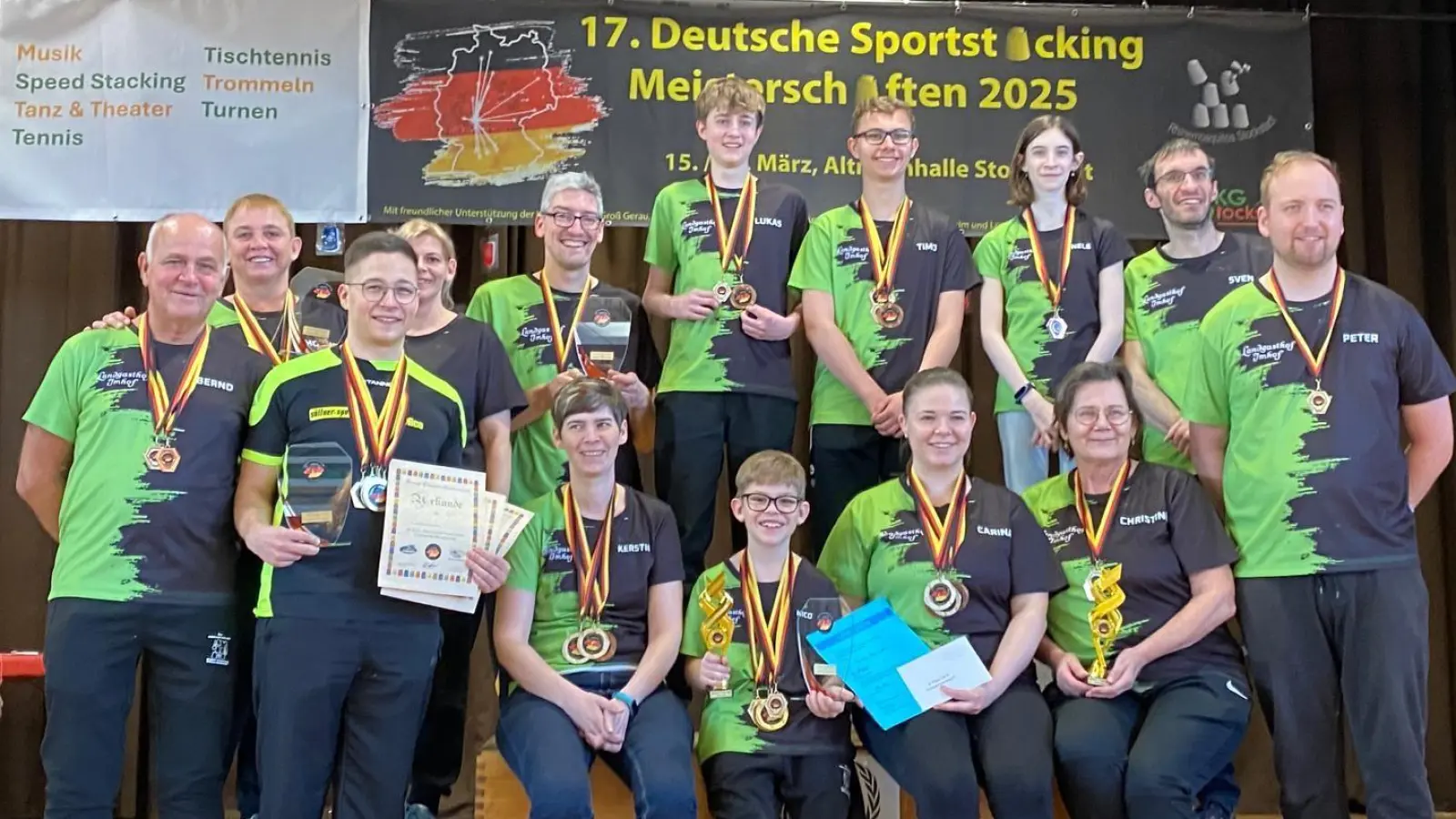 Von hinten links: Monika Gosslau, Daniela Seelos, Moritz Dudda, Lukas Ries, Timo Bayer, Nele und Sven Bruchner. Vorne von links: Bernd Gosslau, Nicolas Werner, Kerstin Bruchner, Nico Seelos, Carina Schmidt, Christine Lubig-Schmidt, Peter Ruckdeschel.  (Bild: Andy Bayer)