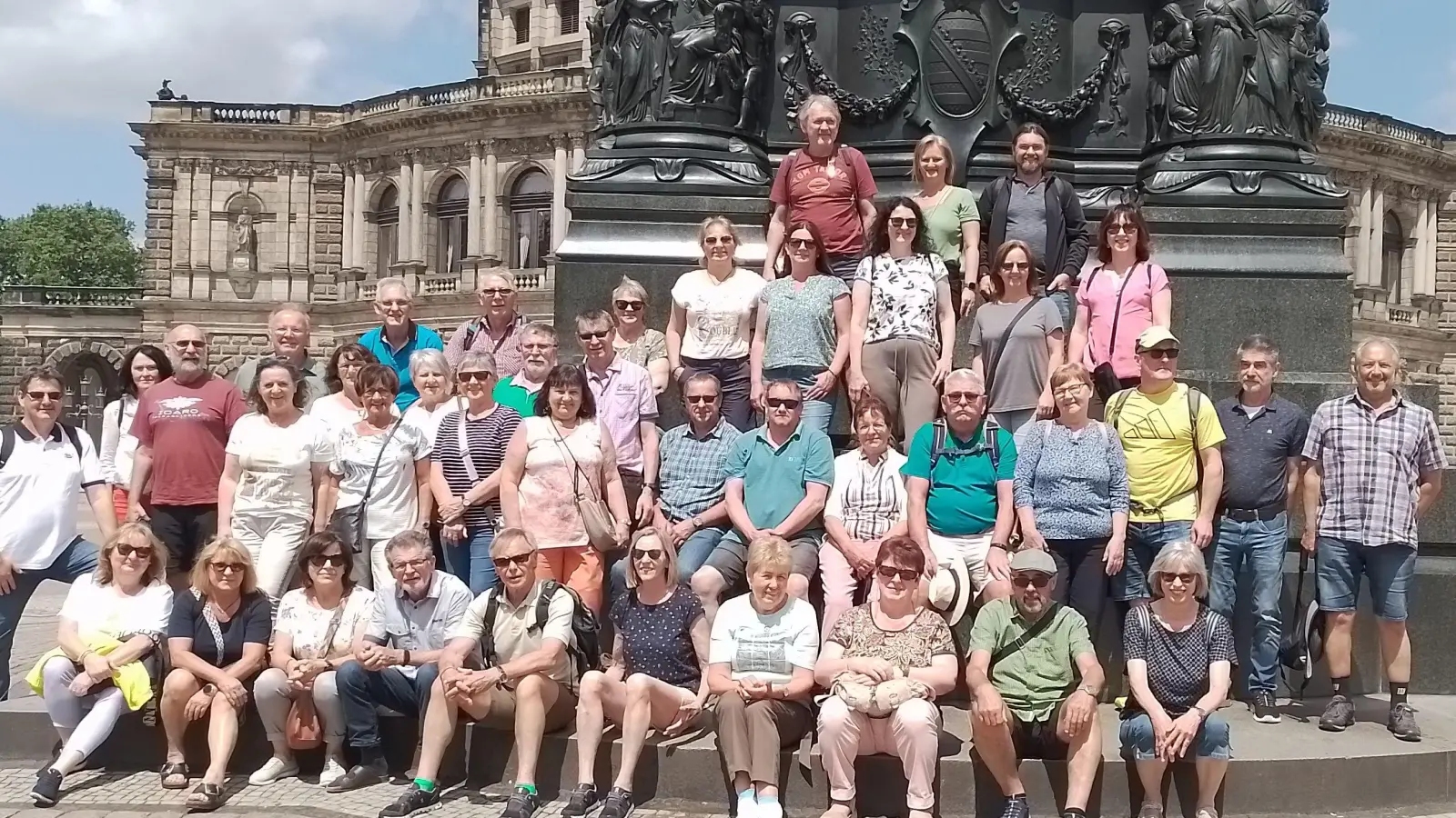 Der Vereinsausflug des SV Waldau führt unter anderem zum Theaterplatz vor der Semperoper in Dresden. (Bild: Hans-Werner Anzer)