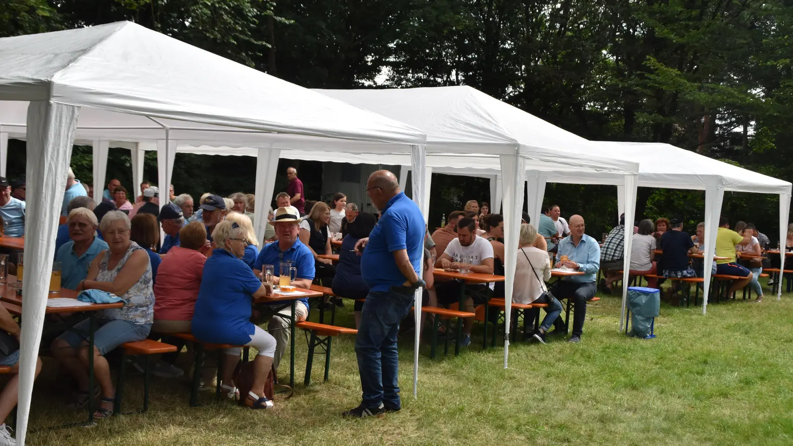 Die Pavillons nützen nicht viel. Wegen plötzlich einsetzenden Regens musste das Gartenfest der SKV 1897 beendet werden. (Bild: Bernhard Czichon)