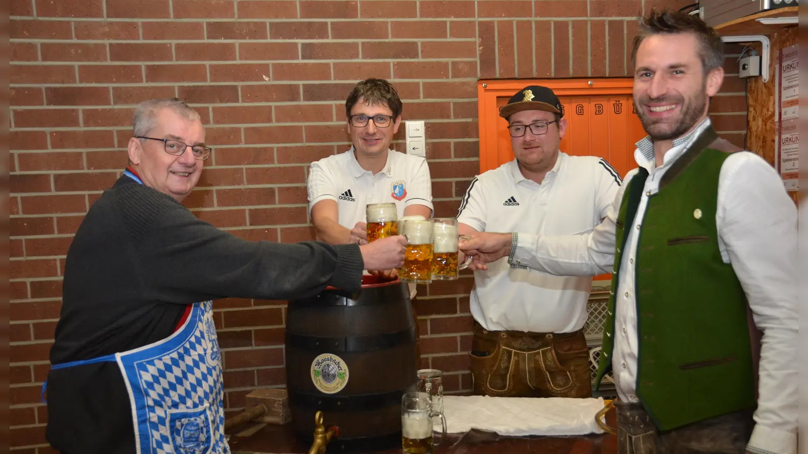 Es ist geschafft. Die ersten Halbekrüge sind mit dem Bockbier vollgeschenkt. Dritter Vorsitzender Rainer Gebert, Vorsitzender Uli Münchmeier, Schankmeister Michael Riedl und Brauer Uli Scheuerer (von links nach rechts) stoßen auf einen erfolgreichen Bockbierabend im Sportzentrum an. (Bild: dob)