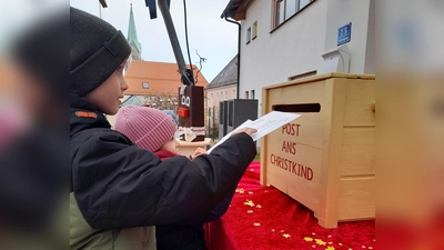 Leuchtende Kinderaugen strahlten den Mitarbeiterinnen des Christkind-Postzentrums entgegen (Bild: Stefanie Unterburger)