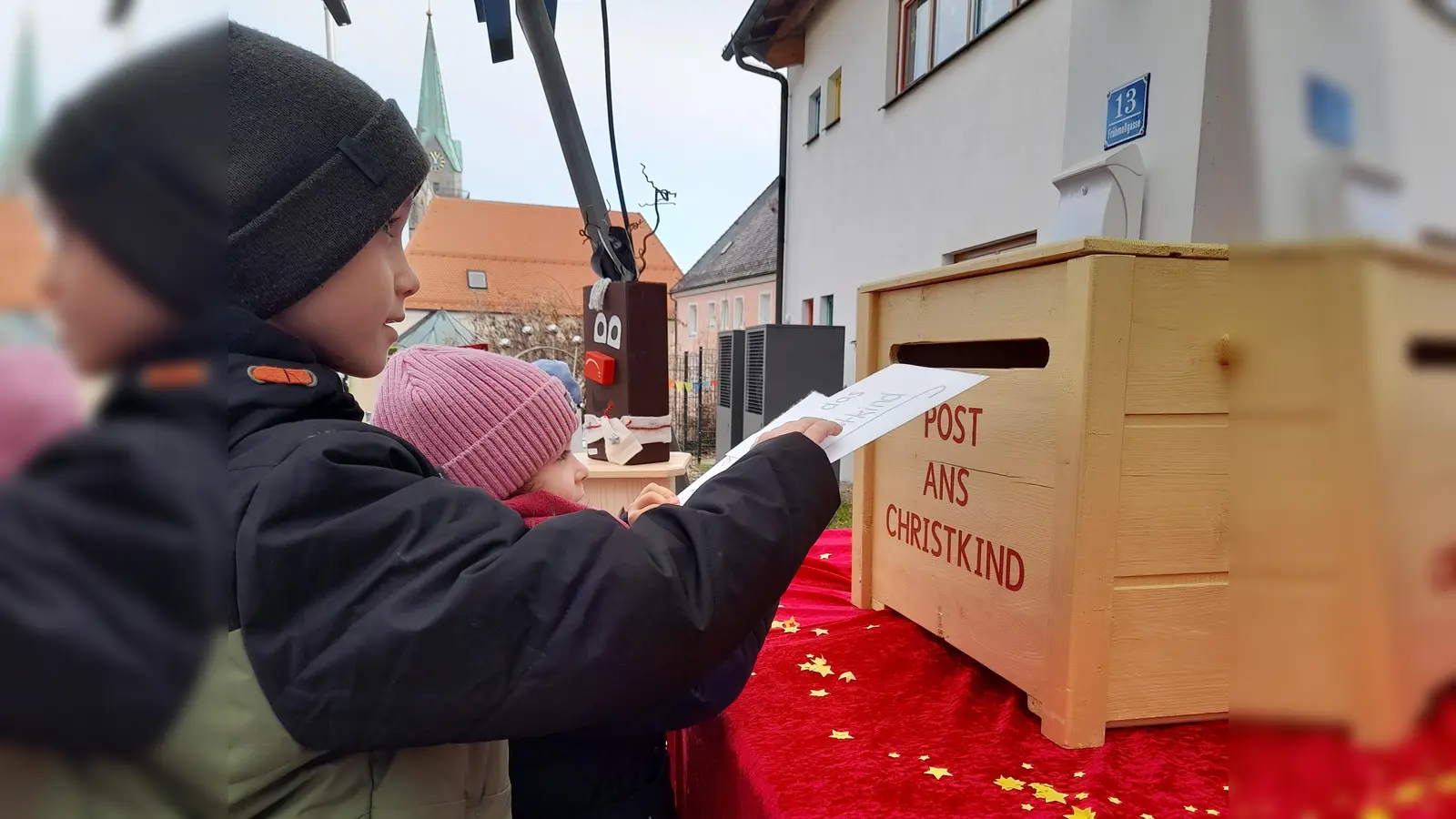 Leuchtende Kinderaugen strahlten den Mitarbeiterinnen des Christkind-Postzentrums entgegen (Bild: Stefanie Unterburger)