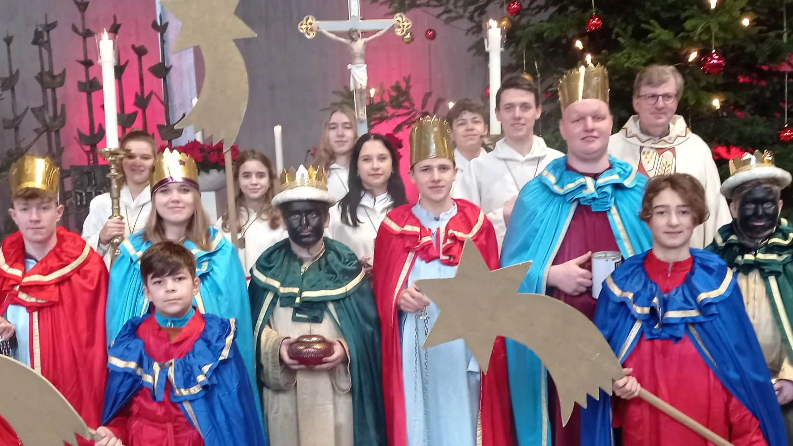 Die Waldershofer Sternsinger in der Pfarrkirche St. Sebastian. (Bild: fpoz/exb)