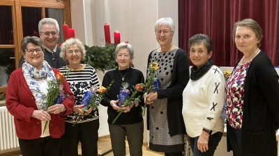 Von links: Erna Bäumler, Pfarrer Hannes Lorenz, Rosa Eimer, Annerose Scharf, Lisa Wegnann, Christa Schlagenhaufer, Brigitte Müller. (Bild: Maria Six )