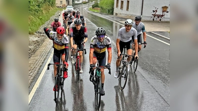 Fahrer des VC Corona Weiden beim Arber Radmarathon im Kampf gegen das Wetter und das herausfordernde Höhenprofil (Bild: Manuel Gollwitzer)