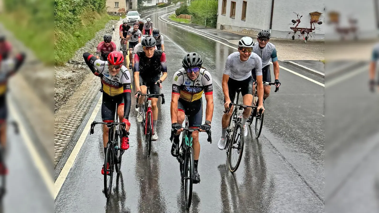 Fahrer des VC Corona Weiden beim Arber Radmarathon im Kampf gegen das Wetter und das herausfordernde Höhenprofil (Bild: Manuel Gollwitzer)