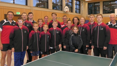  Trainingsbegeisterte beim Training in der Mehrzweckhalle. (Bild: Michael Eckl)