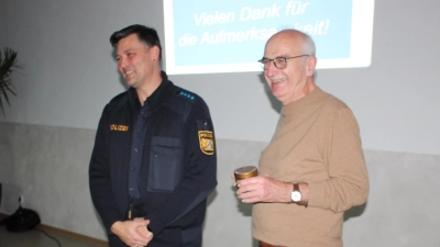 Polizeihauptmeister Paul Zawal (mit GeHiH-Koordinator Joachim Sertl) informierte die mehr als 100 Besucher des GeHiH-Mitgliedertreffens in Grafenwöhr über Regeln und Risiken im Straßenverkehr. (Bild: Bernhard Piegsa)