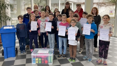 Für ihre erfolgreiche Teilnahme an der „Trink-Wasser-Challenge“ erhielten die Mädchen und Jungen Urkunden. (Bild: Magdalena Reger/exb)