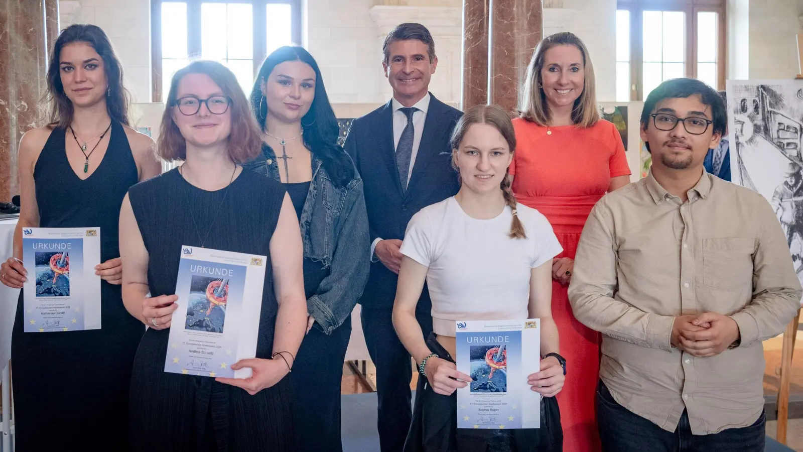 Bayerns Europaminister Eric Beißwenger (Vierter von links) und Kultusministerin Anna Stolz (Zweite von rechts) gratulierten den siegreichen FOS-Gestaltern zu ihrem Erfolg beim Europäischen Wettbewerb.  (Bild: Bayerische Staatskanzlei/exb)