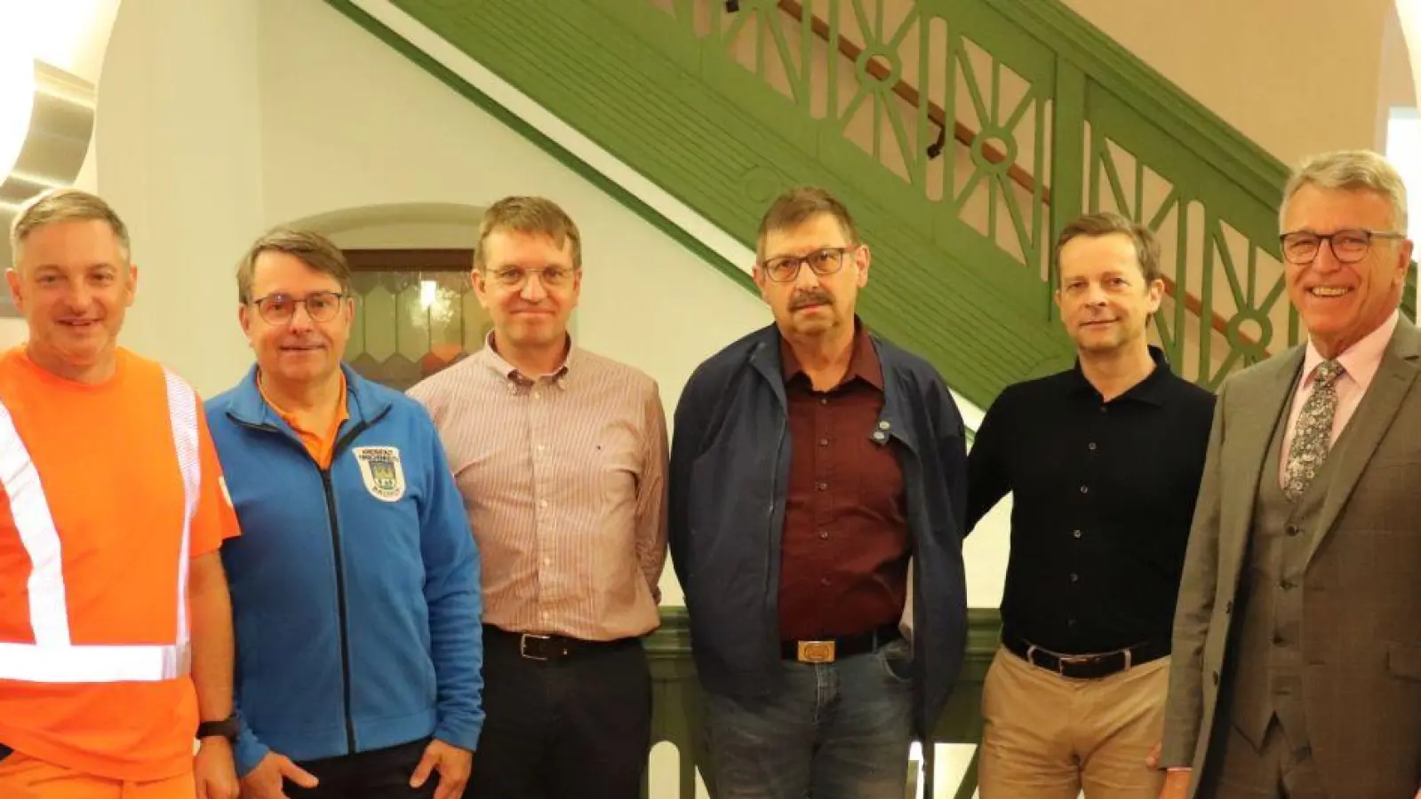 Dieter Busl (Dritter von rechts) wurde nach 31-jähriger Dienstzeit bei der Stadt Tirschenreuth in den Ruhestand verabschiedet. Mit im Bild (von rechts) Bürgermeister Franz Stahl, Leiter der Hauptverwaltung Markus Bergauer, Stadtbaumeister Andreas Ockl, Bauhofleiter Reinhard Legat und Personalratsvorsitzender Karl Bayreuther. (Bild: Stadt Tirschenreuth/exb)