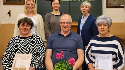 Ehrungen standen beim OGV Münchenreuth an. Im Bild (vorne, von links) Theresia Grillmeier, Gerhard Ernstberger und Andrea Eckstein sowie (hinten, von links) Sonja Heindl, Kreisfachberaterin Manuela Pappenberger und Vorsitzende Maria Schicker. (Bild: OGV Münchenreuth/exb)