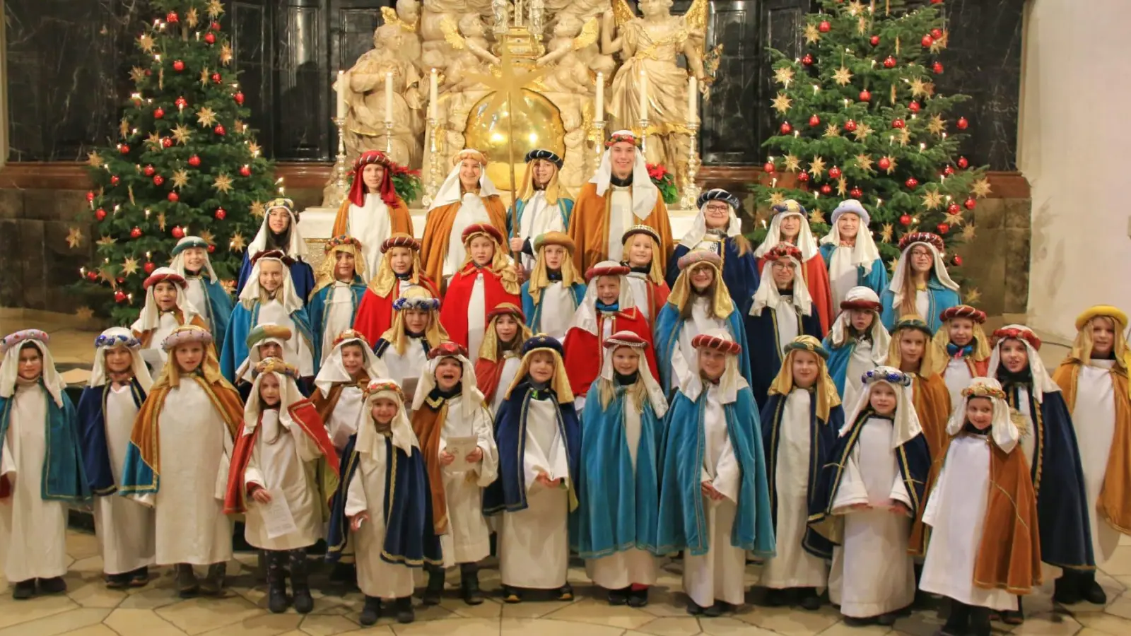 Die Sternsinger der Pfarrei Waldsassen im Altarbereich der Basilika. (Bild: Pfarrei Waldsassen/exb)