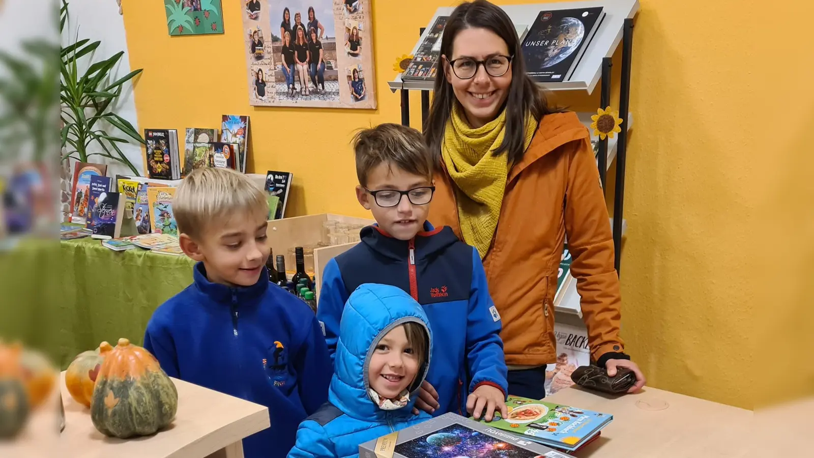 Auch Kinder nutzten die Gelegenheit, sich beim Schmökerabend in der Gemeindebücherei mit neuem Lesestoff einzudecken. (Bild: Gemeindebücherei Kulmain/exb)