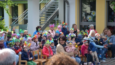 Die Kinder warten gespannt auf die Vogelmama  (Bild: Daniela Bock)