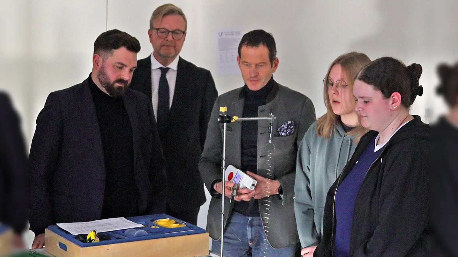 von links nach rechts: Bürgermeister Giering, Elternbeiratsvorsitzender Zintl, MdB Rupprecht, Hannah Weig, Annika Huber (Bild: Markus Frischholz)