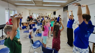 Mit Begeisterung folgten die Kinder den Spuren der Musik.  (Bild: Judith Schneeberger)