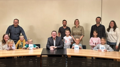 Die glücklichen Gewinner, hier mit ihren Geschwistern und Eltern, erhalten die Badkarten (vorn, von rechts): Antonia Englhardt, Marie Schreiner, Bürgermeister Hans-Martin Schertl und Raphael Winkler mit Schwester Hannah und Mama Christine. (Bild: Stefanie Gradl)