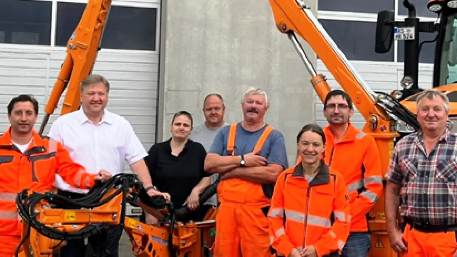 Der Kastler Bauhof hat einen neuen Kommunaltraktor mit Tandem-Mähbalken erhalten, der den Straßenunterhalt wesentlich vereinfacht. Bürgermeister Stefan Braun (Zweiter von links) freut sich mit den Bauhofmitarbeitern über das neue Gerät, das die Arbeit erleichtert.  (Bild: jp)