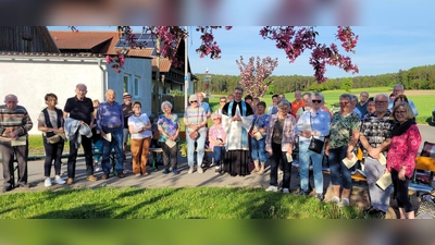 Die Gläubigen nach der Maiandacht in Oberammersricht. (Bild: Günter Weigl)