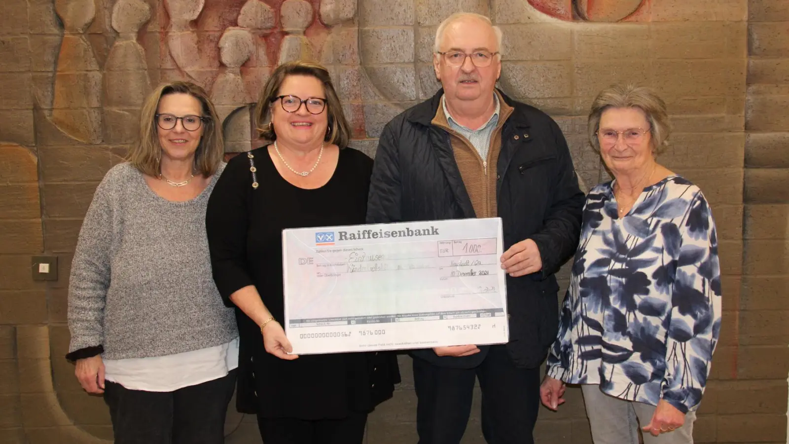 Den Erlös aus einem erstmalig organisierten Verkauf von Strickwaren der Neustädter Strickrunde auf einem Basar im Rosenthal-Center in Selb in Höhe von 1.000 Euro spendeten die Verkäuferinnen Regina Bürger, Doris Schwab und Esther Lanzl (von links) an die Kinderkrebshilfe Oberpfalz-Nord. Die Spende nahm Vorsitzender Herbert Putzer dankend entgegen. (Bild: Hans Prem)