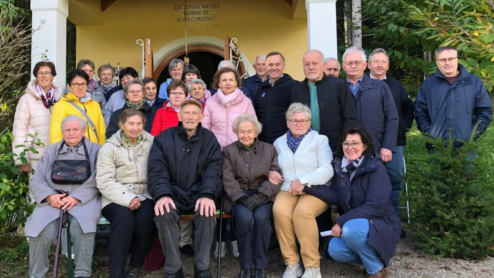 Das Foto zeigt die Winklarner Wallfahrer mit dem Stifter der Kapelle (Mitte, vorne, sitzend) nach der Andacht. (Bild: Elisabeth Bauer)