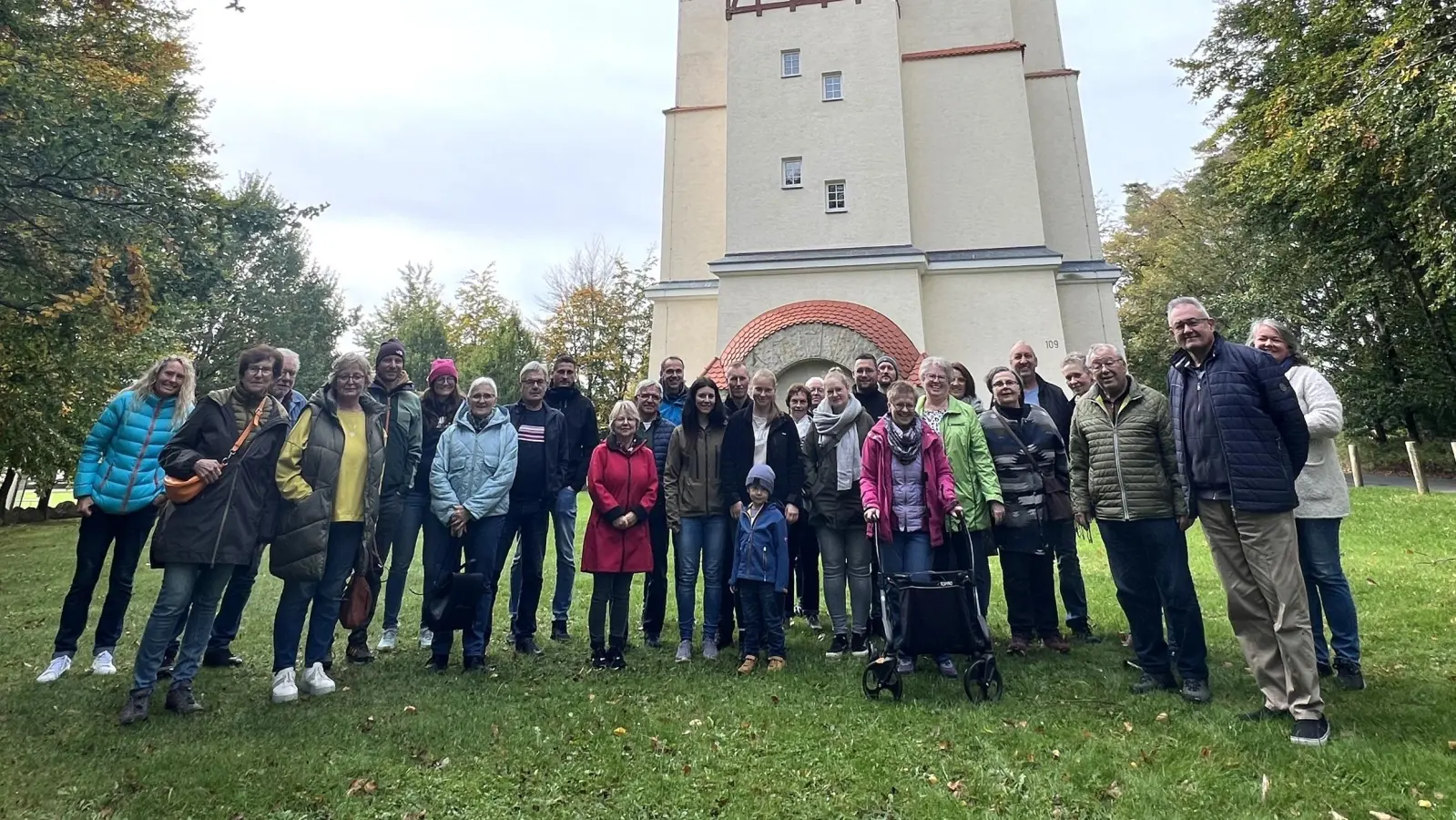 Die Teilnehmer der Truppenübungsplatz-Fahrt vor dem Wasserturm in Grafenwöhr.<br> <br> (Bild: Rosi Hasenstab)