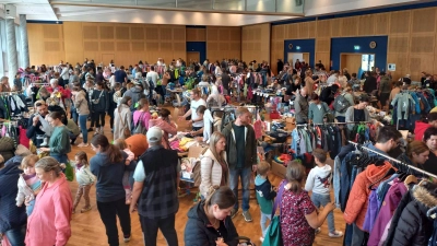 Kinderbasar der Eltern-Kind-Gruppen in der Stadthalle in Neustadt. (Bild: Angela Mastalar )