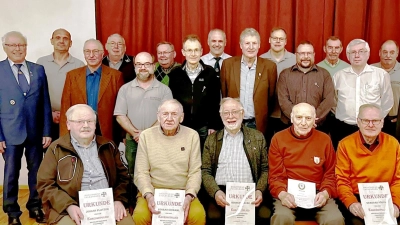 Ehrungen beim Soldatenbund Falkenberg: Im Bild (stehend von links) BSB-Kreisvorsitzender Ferdinand Lienerth, Josef Wildgans, Hubert Höfer, Alois Höcht, Olaf Fröhlich, Karl Franz, Johann Lang, Bernhard Prockl, Engelbert Schuller, Martin Kick, Thomas Weis, Richard Beer, Albert Zrenner, Hermann Meier, (sitzend von links) die neuen Ehrenmitglieder Johann Platzer, Konrad Schraml, Herbert Bauer, Johann Braun, Gerhard Pöschl. (Bild: Joachim Beer/exb)