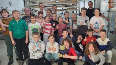 Erstkommunionkinder der Pfarrei St. Josef freuen sich auf das Brotbacken in der Backstube der Bäckerei Bamler. (Bild: Susanne Scheuerer)