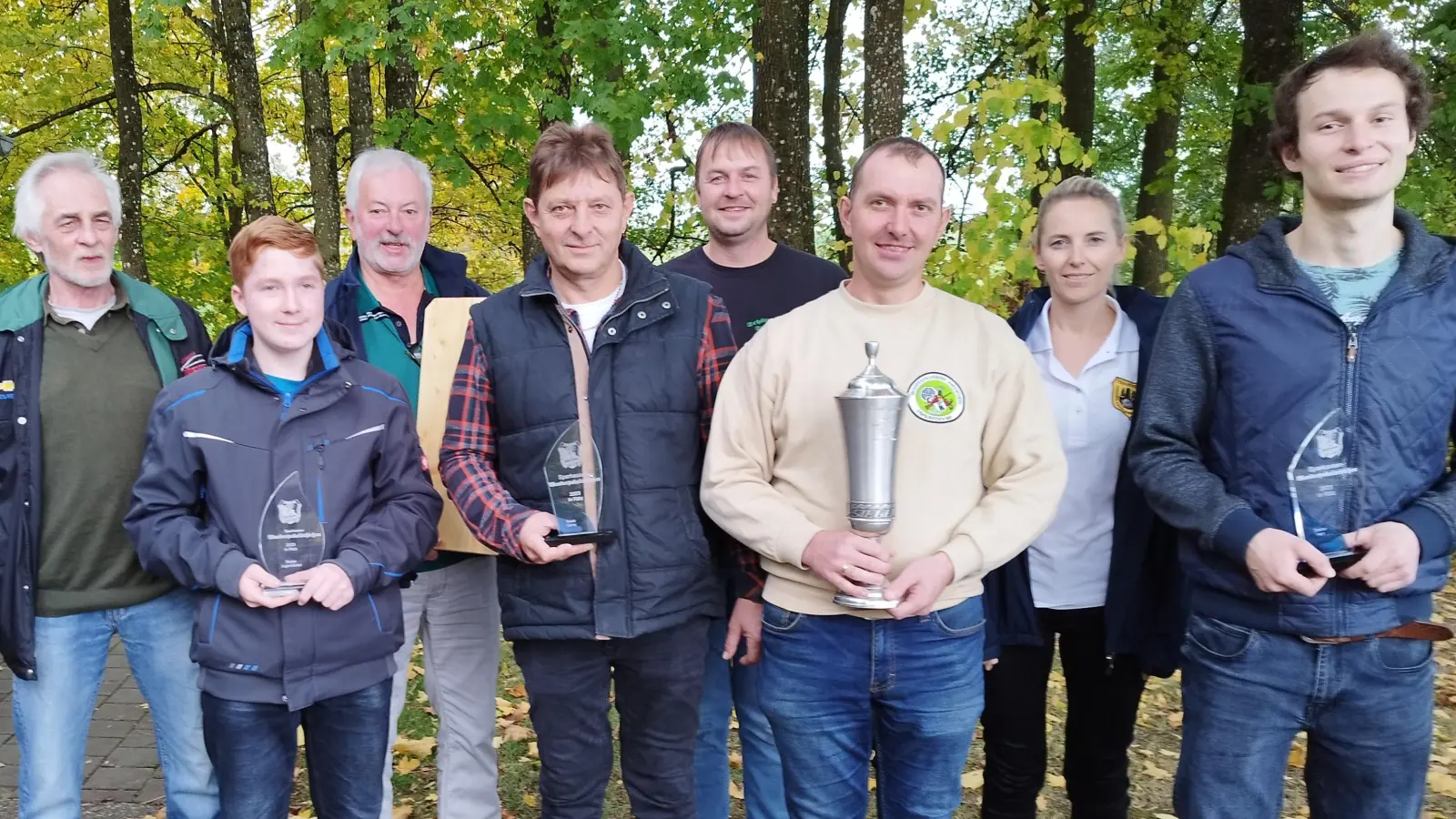 Sie können Trophäen mit nach Hause nehmen: Die ersten Preisträger mit Schützenmeister Martin Zwicknagl, dem besten Jungschützen Paul Schmid, Ludwig Dirscherl, Manfred Schönberger, Michael Fuchs, Gerhard Deml, Magdalena Schmidt und Matthias Winderl (von links). <br> (Bild: Dirscherl/exb)