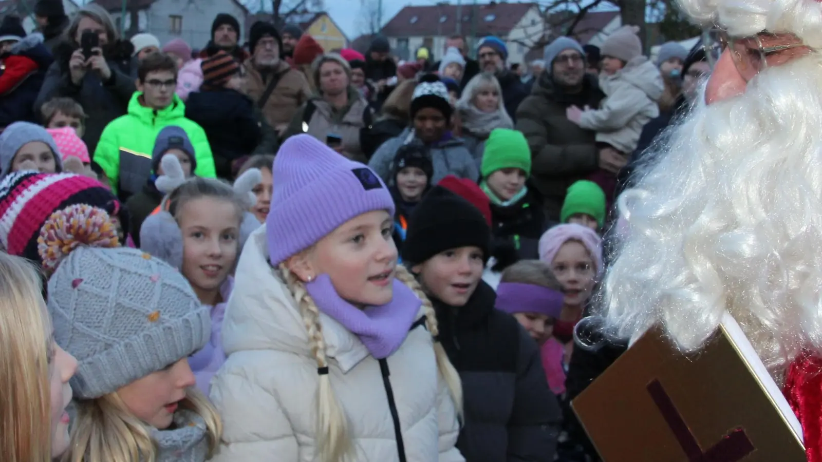 Das „Winterzelt“ des „Fußballstammdisch“ Tirschenreuth ist mittlerweile über die Stadtgrenzen hinaus bekannt. Auch heuer verteilte der Heilige Nikolaus Geschenke an die Kinder. (Bild: kro)