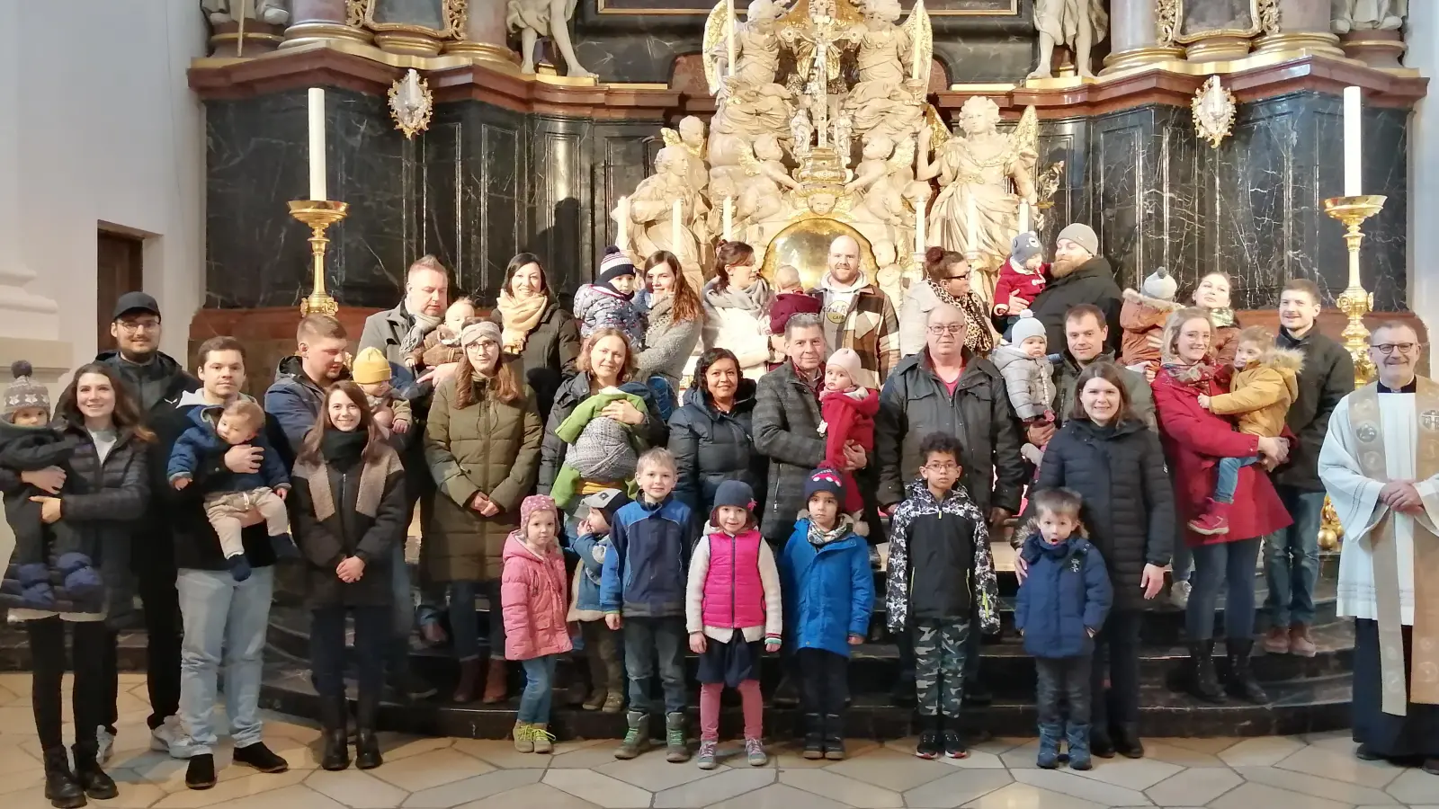 Die Teilnehmer der Tauferinnerungsfeier zusammen mit Stadtpfarrer Dr. Thomas Vogl (rechts) im Altarbereich der Basilika. (Bild: Pfarrgemeinderat Waldsassen/exb)