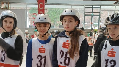 Luisa Ott, Maria Atzi, Greta Eiser und Anna-Sophie Firneis (von links) beim Wettbewerb in Inzell. (Bild: Mittelschule Mitterteich/exb)