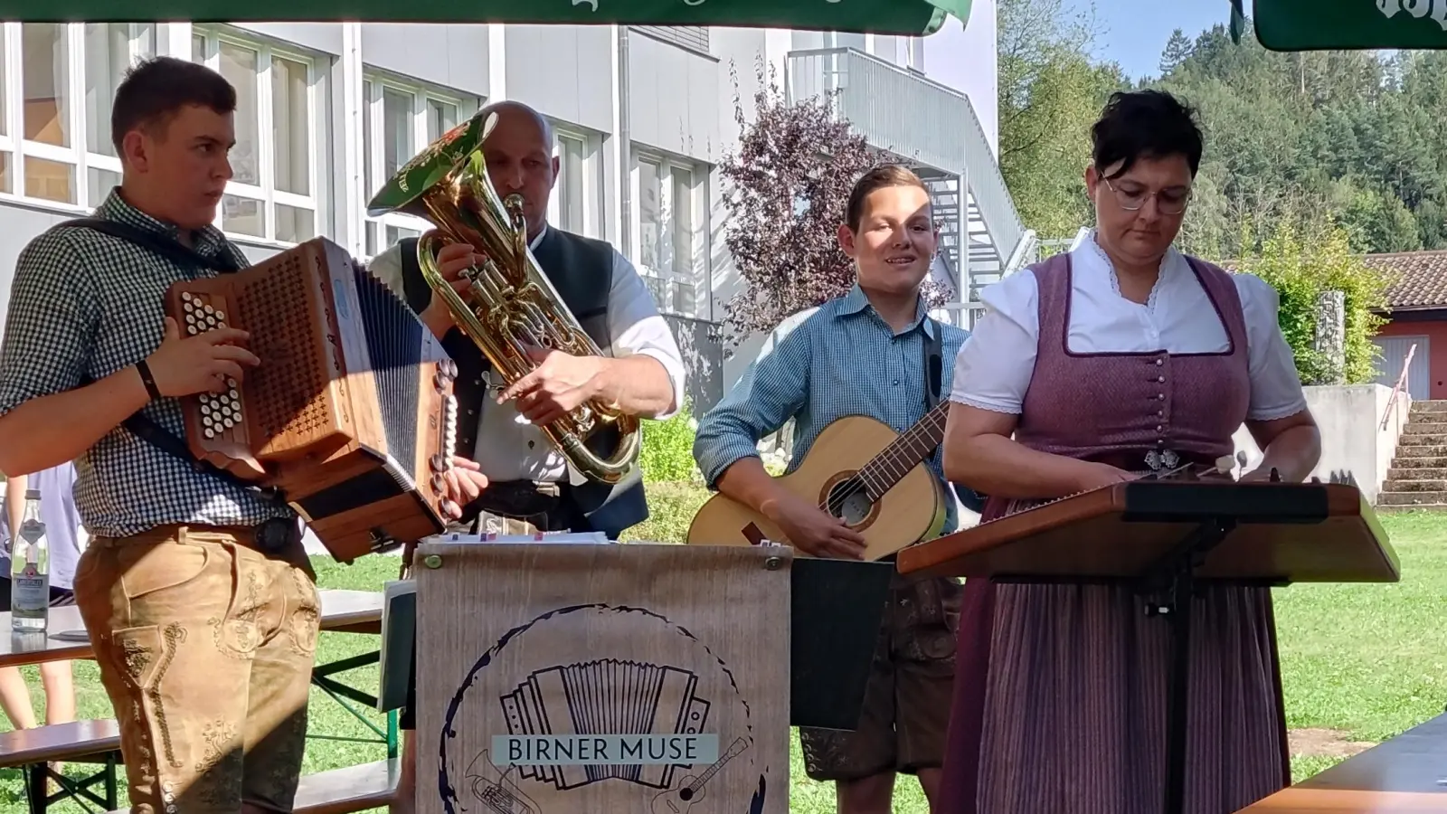 Die „Birner Muse” aus Schmidgaden sorgte für gute Stimmung beim Schützenfest. (Bild: Susanne Gschrey)