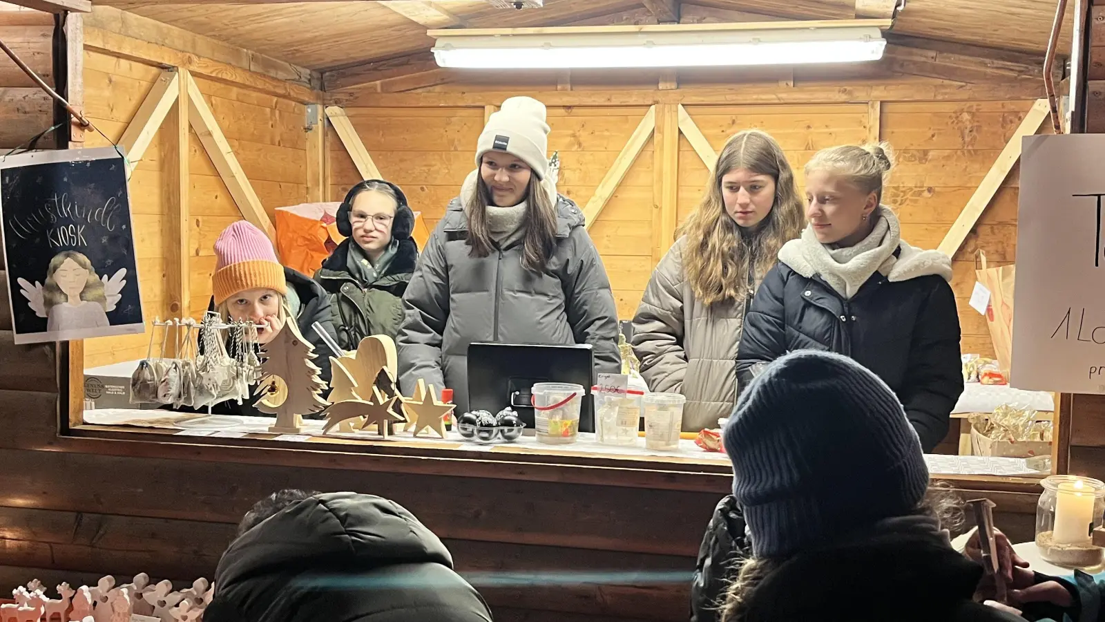 Die Bahnhofskrähen verkaufen Lose am Christkindlkiosk (Bild: Nadine Gralla-Sommer)