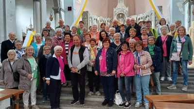 Reisegruppe des KDFB Teunz in der Kirche St. Maximilian mit Pfarrer Schießler (vorne Bildmitte). (Bild: Günter Göhl)