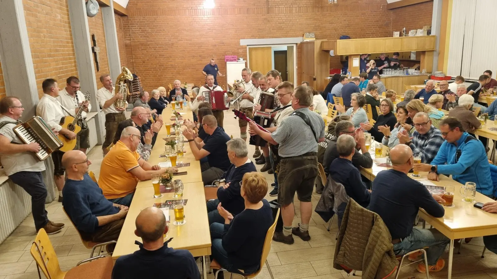 Die Raigeringer Musikanten und ihre Freunde sorgten für musikalische Unterhaltung beim Herbstfest D´Racheringer Panduren. (Bild: Thomas Graml)