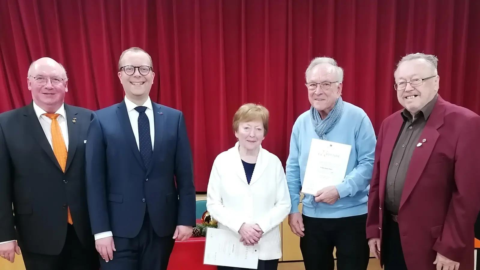 Kolping-Vorsitzender Michael Koller (von links) und Präses Stadtpfarrer Thomas Helm ehrten Anni Lindner (40 Jahre) und Franz-Xaver Flierl (60 Jahre), (rechts) Kolping-Ehrenvorsitzender Herbert Eckl.  (Bild: Martin Strobl )