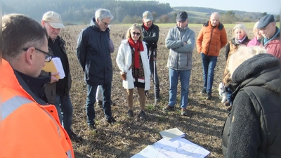 Anhand eines großen Lageplans erläuterte Bauoberrat Stefan Noll vom Staatlichen Bauamt in Amberg seinen Zuhörern alle wichtigen Einzelheiten, die im Zuge der Baumaßnahme Umgehungsstraße Kümmersbruck West zum besseren Verständnis notwendig waren.  (Bild: Michael Götz)