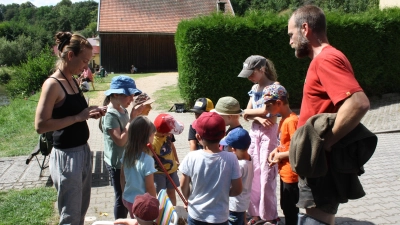 Wichtige Handgriffe zum Angelsport wurden den Kindern beim Schnuppertag vermittelt.  (Bild: Peter Brenner)