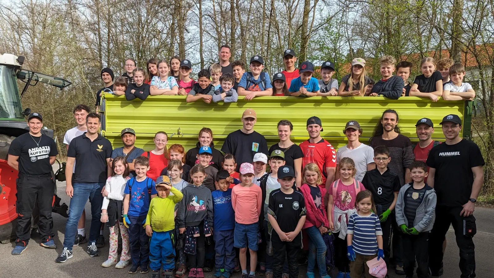 Nach dem Abladen der Traktoranhänger stellten sich die Teilnehmer am diesjährigen Ramadama am Bauhof Oberviechtach zu einem Gruppenbild mit dem ersten Bürgermeister der Stadt Oberviechtach, Rudolf J. Teplitzky auf. (Bild: Thomas Völkl)